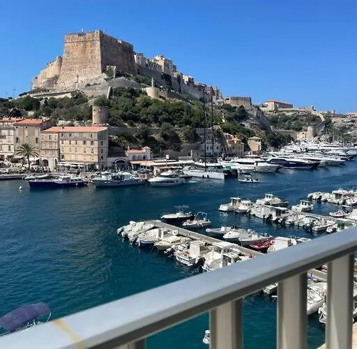 Sur Le Port Face A La Citadelle