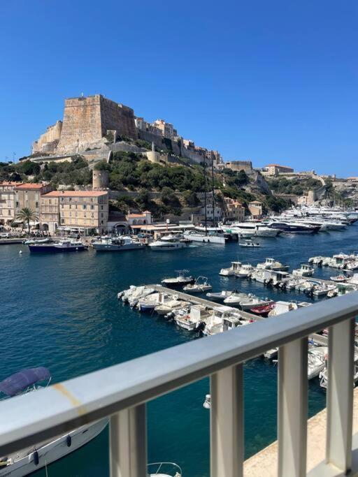 Sur Le Port Face A La Citadelle *